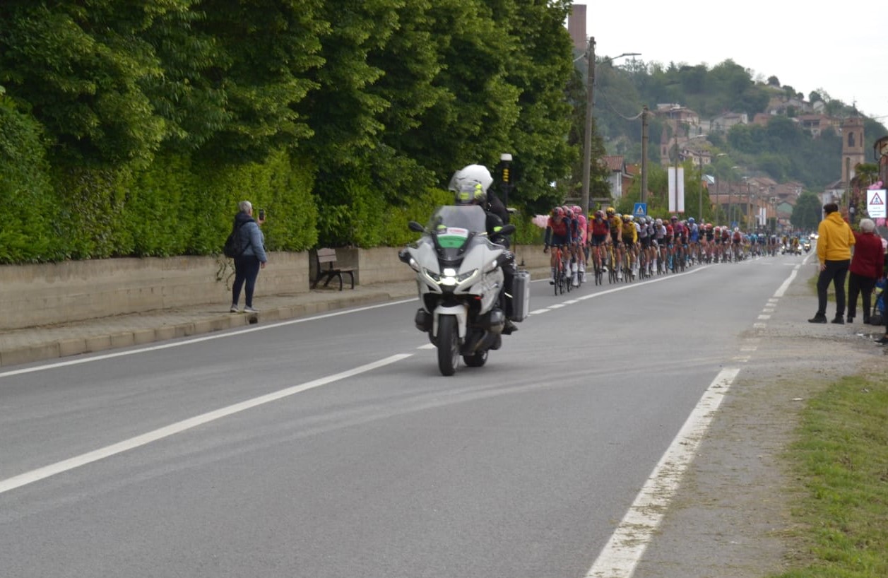 Il Giro d'Italia fa tappa vicino a Bielettra Srl, un momento di entusiasmo!